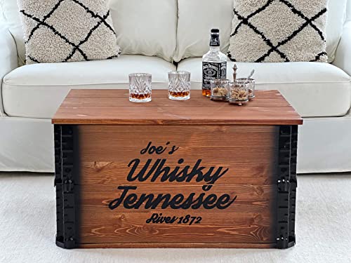 Uncle Joe´s Truhe Whisky Couchtisch Truhentisch im Vintage Shabby chic Style aus Massiv-Holz in braun mit Stauraum und Deckel Holzkiste Beistelltisch Landhaus Wohnzimmertisch Holztisch nussbaum