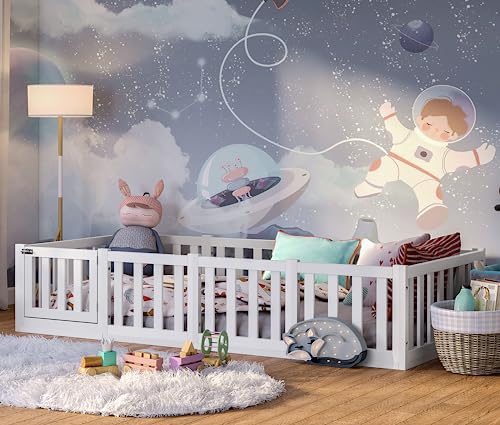 Bellabino Tapi Bodenbett 90 x 200 cm, Montessori Kinderbett für Jungen und Mädchen aus Kiefer Massivholz inkl. Rausfallschutz und Lattenrost mit Tür weiß lackiert