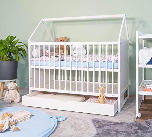 Alcube Babybett Komplett Set 60x120 cm Charlie mit Matratze und Schublade I Gitterbett Hausbett 120x60 höhenverstellbar und umbaubar Massivholz Baby Bett Juniorbett Kinderbett - Weiß